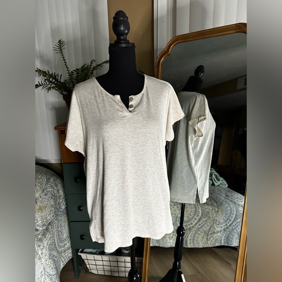 Pink Clover Brontë Henley Knit Tee - Picture 2 of 6